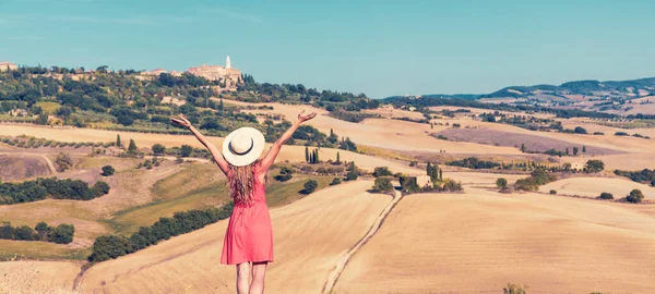 Lycklig Kvinna Med Armarna Upp Njuter Panoramautsikt Över Toscana Landskap — Stockfoto