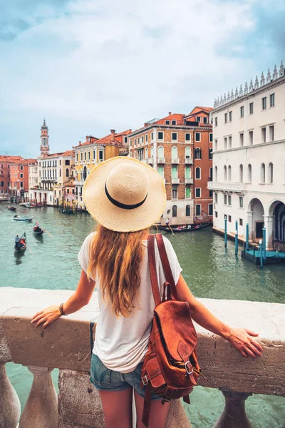Mujer Turista Admirando Venecia Canal Edificio Turismo Turístico Vacaciones Viaje — Foto de Stock