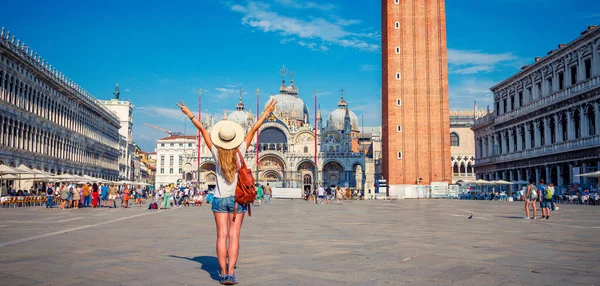 Mujer Viajera Feliz Piazza San Marco Venecia Italia — Foto de Stock