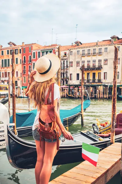 举着意大利国旗在意大利旅行的女性游客 威尼斯城市 运河和传统贡多拉 — 图库照片