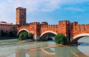 Verona şehrinde Ponte Pietra Köprüsü - İtalya