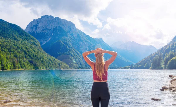 Подорожі Туризм Пригоди Гірське Озеро Італійські Альпи Вид Ззаду Жінку — стокове фото