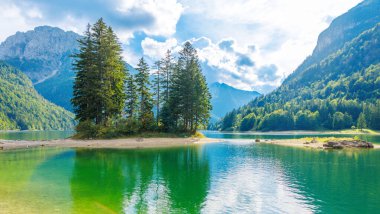 Lago del Predil- İtalya 'da ermerald suyu olan dağ gölü