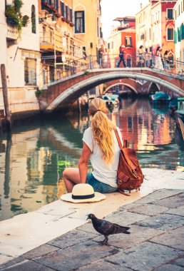 Venedik 'teki geleneksel köprü ve gondola bakan kadın turist seyahat, turizm, İtalya' da tatil, Avrupa