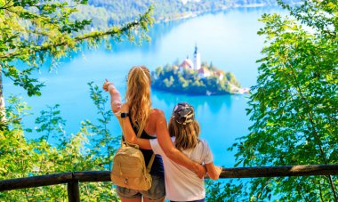 Anne ve oğlu Slovenya 'daki Bled Gölü' nün panoramik manzarasının keyfini çıkarıyorlar- seyahat, turizm, Avrupa 'da tatil