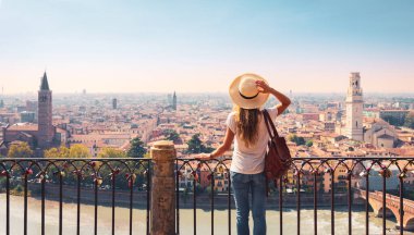 Gezgin kadın Verona şehrinin panoramik manzarasına bakıyor. Trave, İtalya turizmi.