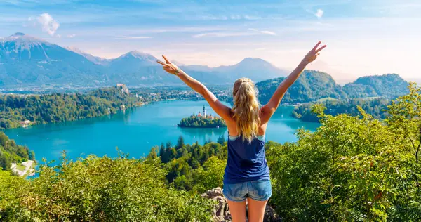 流淌着鲜血的斯洛文尼亚湖 欣赏美丽全景的女性游客 — 图库照片