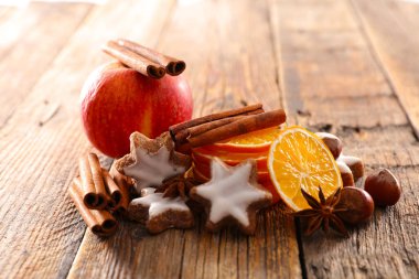 Zencefilli kurabiye ve kurutulmuş portakallı Noel baharatları.