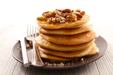 Kurutulmuş fındıklı ve şuruplu ev yapımı Amerikan gözlemeleri.