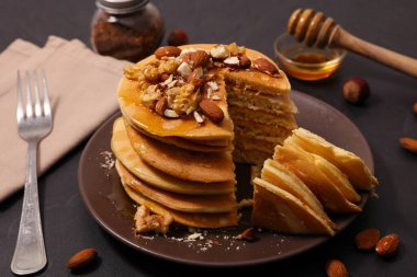 Kurutulmuş fındıklı ve şuruplu ev yapımı Amerikan gözlemeleri.