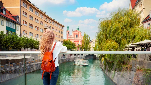 Turista Feminino Viajando Slovenia Capital Ljubljana Europa — Fotografia de Stock