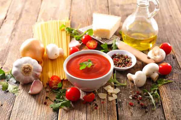 Taze malzemeli İtalyan spagettisi (domates sosu, parmesan, domates, baharat))