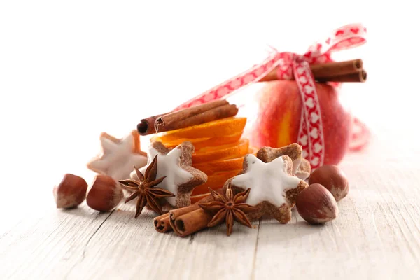 Julkryddor Med Pepparkakor Och Röda Äpplen — Stockfoto
