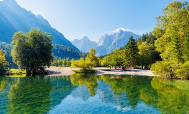 Yansımaları olan güzel dağ gölü - sakin, huzurlu, rahat kavram - Slovenya