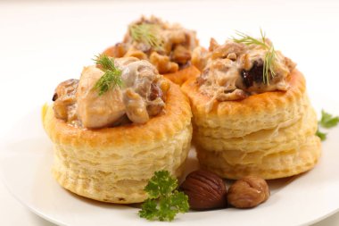 Kremalı ve mantarlı lezzetli poğaça. Fransız gastronomisi. 