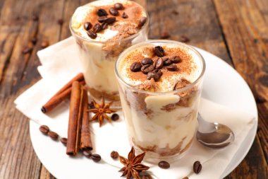 Baharatlı İtalyan tiramisusu ve kahve çekirdeği.