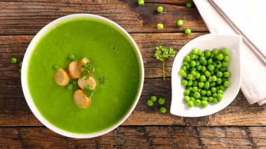 Bir kase yeşil çorba ve kızarmış ekmek.