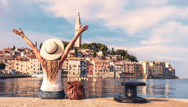 Junge Touristinnen Auf Reisen Europa Kroatien Rovinj Stadt Und Adria — Stockfoto