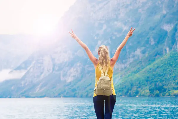 Подорожі Пригоди Туризм Гірське Озеро Щаслива Жінка Ходить Пішки Руками — стокове фото