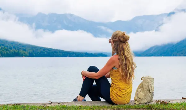 沉思的女人 凝视着高山上雾腾腾的湖水 — 图库照片