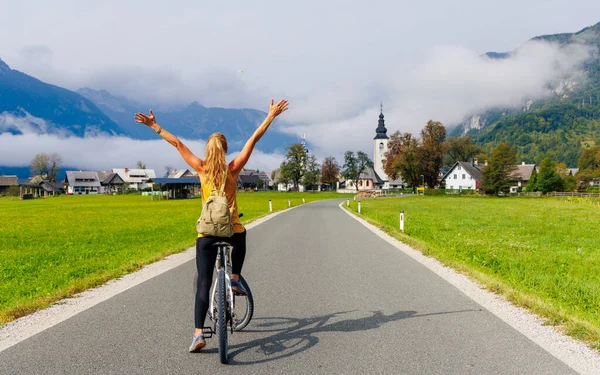 Slovenya Bisiklete Binmiş Mutlu Bir Kadın Spor Seyahat Aktif Yaşam — Stok fotoğraf