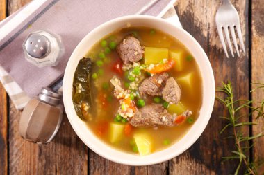 Bir kase et suyu, biftek ve sebze. Sebzeli sığır güveci.