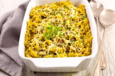 Köri ve baharatlı vejetaryen graten.