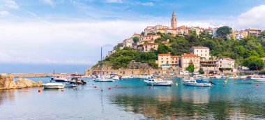 Vrbnik kasabası, Adriyatik denizi ve tekneleri Krk adası, Kvarner Körfezi takımadaları, Hırvatistan, Avrupa