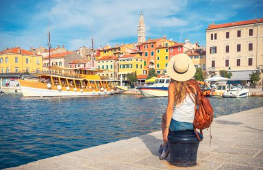 Hırvatistan 'ın Rovinj kenti ve Adriyatik Denizi-Istria kentindeki kadın gezginin arka manzarası