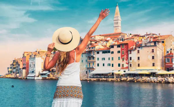 Kobieta Turystycznych Korzystających Miasta Rovinj Chorwacji Istria Turystyka Wycieczkowa Wakacje — Zdjęcie stockowe