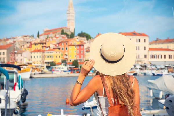 Rückansicht Einer Touristin Mit Blick Auf Die Stadt Rovinj Kroatien — Stockfoto