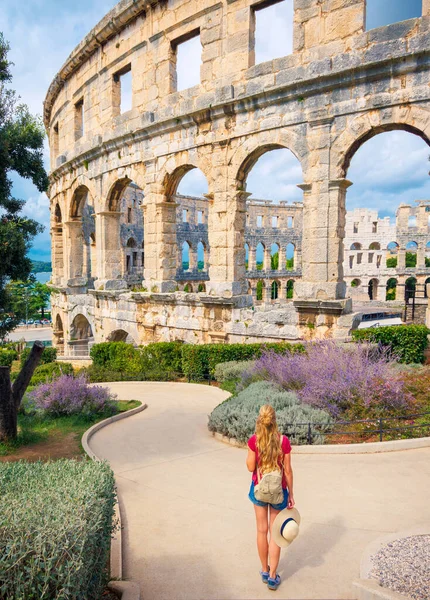ヨーロッパ クロアチアの古代のロマンチックな円形劇場旅行でプーラ市を楽しむ女性の観光客のリアビュー — ストック写真