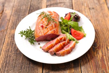 Sebzeli ördek göğsü.