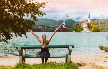 Slovenya 'da seyahat merkezi - Bled Gölü üzerinde turizm, Sloven bayrağı taşıyan kadın turist