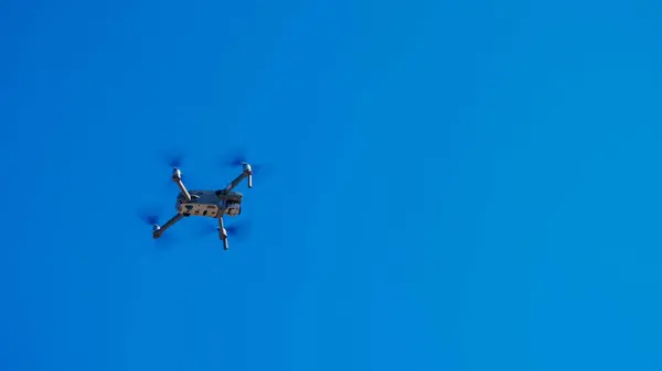 Dron Aparatem Cyfrowym Lecącym Błękitnym Niebie — Zdjęcie stockowe