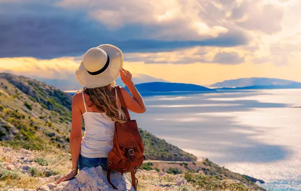 Жінка Насолоджується Морем Хорватське Узбережжя Острів Крк Подорожі Туризм Вакцинація — стокове фото