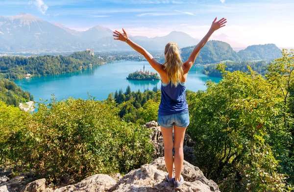 Туристичний Напрямок Словенії Туризм Озері Блед Жінка Туристка Відкритими Обіймами — стокове фото