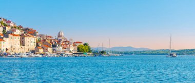Sibenik kenti panoramik görünümü - seyahat, turizm, tatil - Hırvatistan, Europa
