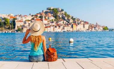 Sibenik 'in tadını çıkaran kadın turist - seyahat, turizm, tatil - Hırvatistan, Europa