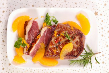 Portakallı ve biberiyeli ızgara ördek göğsü dilimleri. Bayram yemeği.