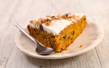 Kurutulmuş meyveli havuçlu kek.