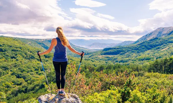 Wandelaar Vrouw Piek Genieten Van Panoramisch Uitzicht Het Berglandschap Kroatie — Stockfoto