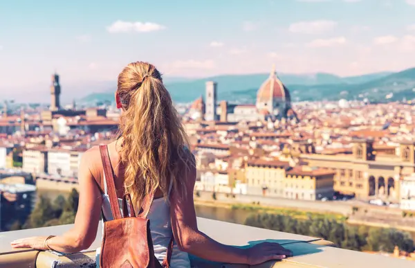 Vista Posteriore Del Turista Donna Che Viaggia Italia Firenze Paesaggio — Foto Stock