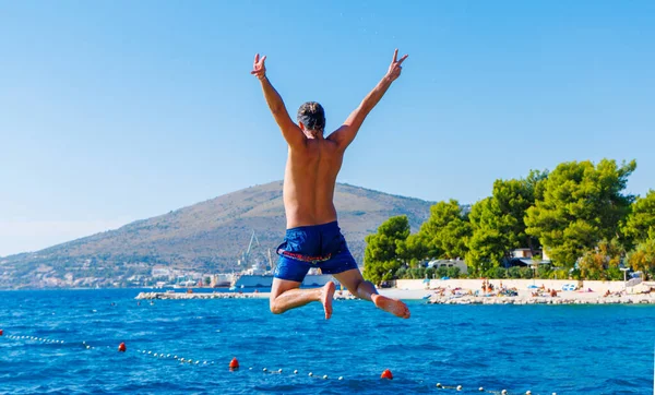 Glad Man Hoppar Havet Resor Semester Tropisk Destination — Stockfoto