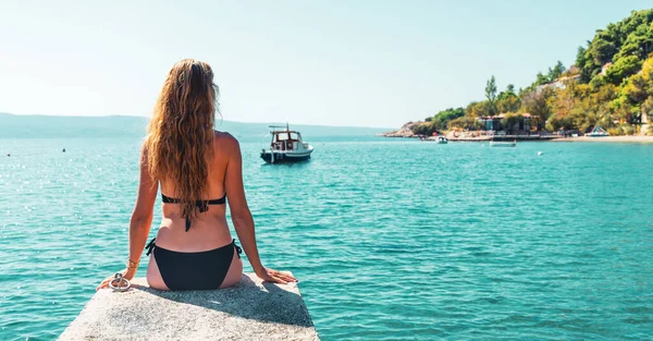Жінка Відпочиває Бікіні Морськими Подорожами Вакуумом Туризмом Мирною — стокове фото