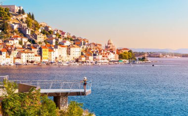 Hırvatistan, Sibenik kenti, St. James turizm, seyahat beldesi ve tatil katedrali ile panoramik manzara - Avrupa