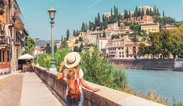 Verona Włochy Podróżniczka Patrząca Panoramę Miasta — Zdjęcie stockowe
