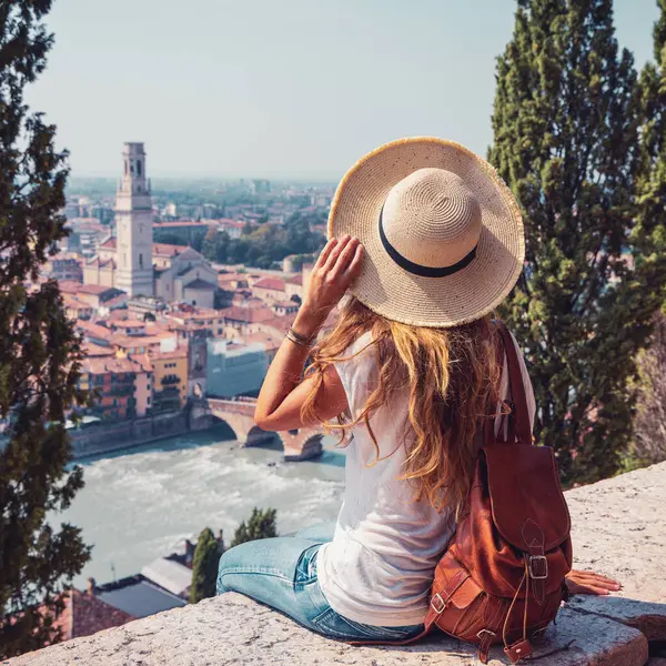 Talya Daki Gezgin Kadın Verona Nın Panoramik Manzarası — Stok fotoğraf