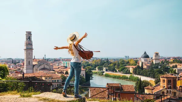 Verona Italien Resenär Kvinna Tittar Stadslandskapet Utsikt — Stockfoto
