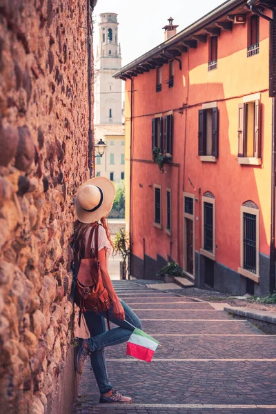 Verona Talyan Gezgin Kadın Şehir Manzarasına Bakıyor — Stok fotoğraf